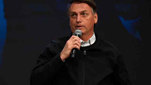 Bolsonaro pede à Corte suspeição de Moraes por gesto de degola durante Sessão