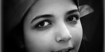 Jovem iraniana morre depois de agredida por se recusar a cantar hino