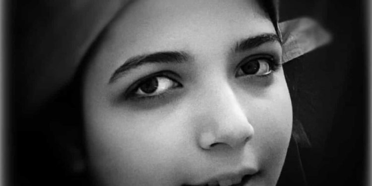 Jovem iraniana morre depois de agredida por se recusar a cantar hino