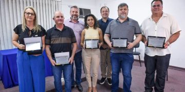 Servidor destaque 2022 recebem placa de Honra ao Mérito (Foto Fernando Mendes) (1)