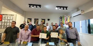 Vereadores prestam homenagem ao grupo Amigos dos Sertões e a funcionários dos cemitérios de Biguaçu