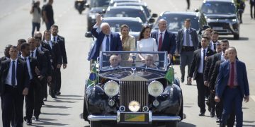 Lula assina termo de posse
