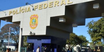 PF cumpre mandados de busca de armas da deputada Carla Zambelli