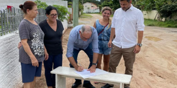 PREFEITO MARCOS HENRIQUE DA SILVA ASSINA ORDEM DE SERVIÇO PARA PAVIMENTAÇÃO DE RUAS EM CALHEIROS E PALMAS