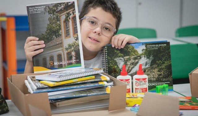 Prefeitura de Biguaçu distribui 7.900 kits de materiais escolares