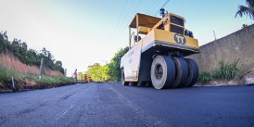 Mais uma rua na região de Três Riachos recebe pavimentação