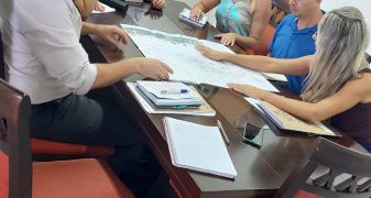 EM REUNIÃO, PREFEITURA E MITRA DIOCESANA DISCUTEM PROJETO DA PRAÇA DA COSTEIRA DA ARMAÇÃO