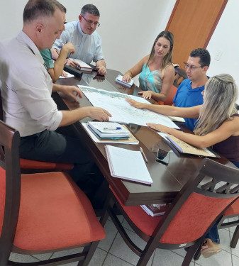 EM REUNIÃO, PREFEITURA E MITRA DIOCESANA DISCUTEM PROJETO DA PRAÇA DA COSTEIRA DA ARMAÇÃO