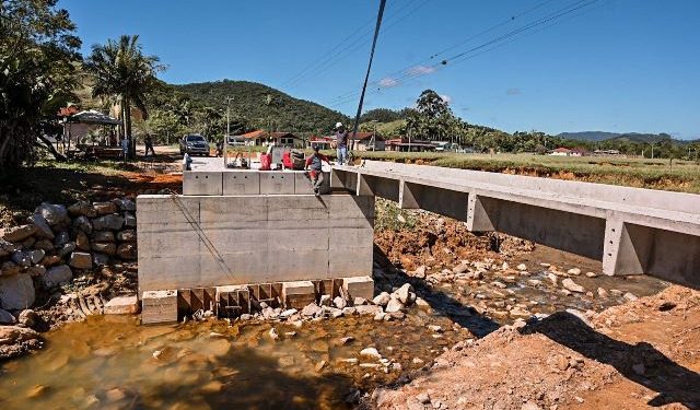 Prefeitura de Biguaçu e Defesa Civil do Estado reconstroem ponte levada pelas chuvas