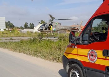 Bombeiros e policiais militares atuam em conjunto no resgate de três homens em praia de Penha