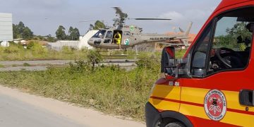 Bombeiros e policiais militares atuam em conjunto no resgate de três homens em praia de Penha