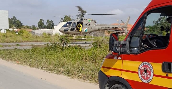 Bombeiros e policiais militares atuam em conjunto no resgate de três homens em praia de Penha