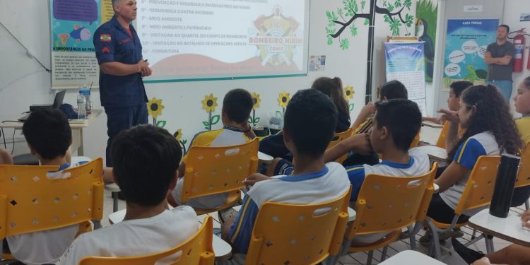 REDE MUNICIPAL DE ENSINO RECEBE O PROJETO BOMBEIRO MIRIM