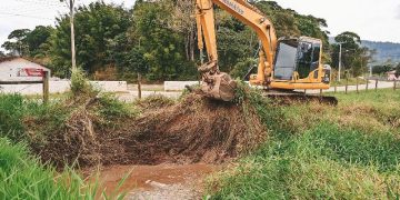 Secretaria de Agricultura executa limpeza de valas de escoamento de água no interior