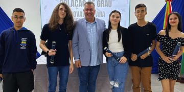 Estudantes da Rede Municipal aprovados no IFSC recebem da Secretaria de Educação os Certificados de Conclusão