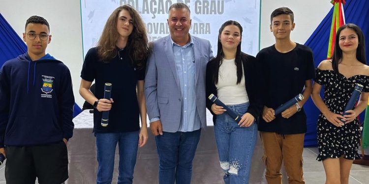 Estudantes da Rede Municipal aprovados no IFSC recebem da Secretaria de Educação os Certificados de Conclusão