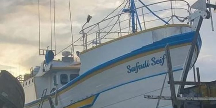 Naufrágio em SC- cinco tripulantes são resgatados