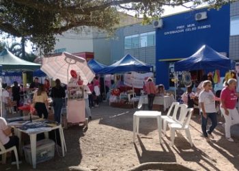 PROJETO FEIRA NA PRAÇA REÚNE PEÇAS DE ARTESANATO, ALIMENTOS E OPORTUNIDADES DE NEGÓCIO NA PRAÇA 6 DE NOVEMBRO EM GANCHOS DO MEIO