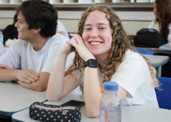 Curso Enem gratuito oferece aulas para técnicas de redação durante férias escolares