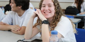 Curso Enem gratuito oferece aulas para técnicas de redação durante férias escolares