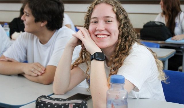 Curso Enem gratuito oferece aulas para técnicas de redação durante férias escolares