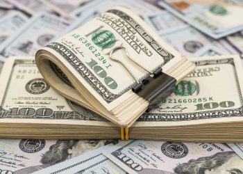 Dólar abre em leve queda com expectativas de inflação menor