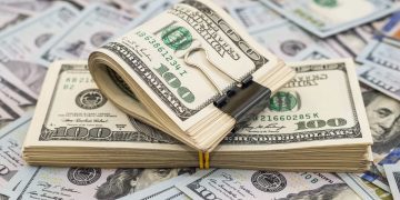 Dólar abre em leve queda com expectativas de inflação menor