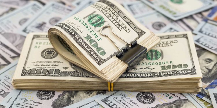 Dólar abre em leve queda com expectativas de inflação menor