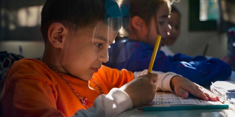 Volta às aulas - escolas da rede estadual retomam atividades nesta segunda-feira