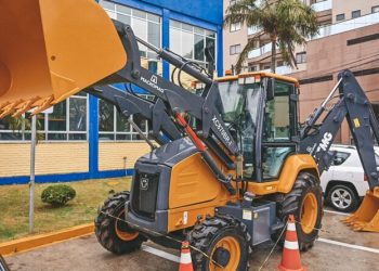 Biguaçu recebe mais uma retroescavadeira para auxiliar agricultores