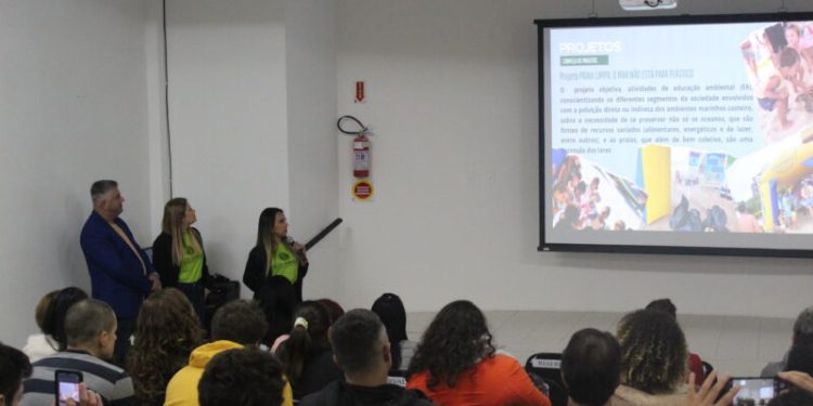 Governador Celso Ramos expõe projetos de Educação Ambiental no 1º Fórum de Escolas do Mar de Santa Catarina