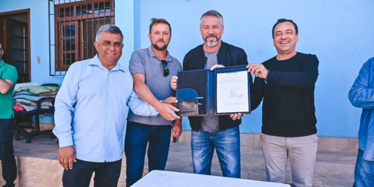 Prefeitura de Biguaçu emite ordem de serviço para concretagem de rua no bairro Prado