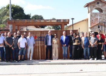 Revitalizada, Praça da Costeira da Armação é entregue à população