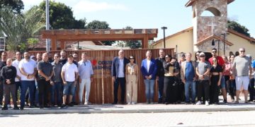 Revitalizada, Praça da Costeira da Armação é entregue à população