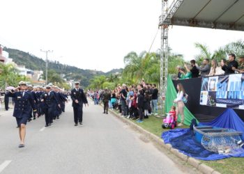 População prestigia Desfile Cívico que celebrou Independência do Brasil e 60 anos de emancipação político-administrativa de Governador Celso Ramos