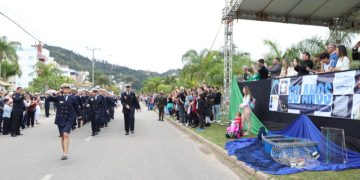 População prestigia Desfile Cívico que celebrou Independência do Brasil e 60 anos de emancipação político-administrativa de Governador Celso Ramos