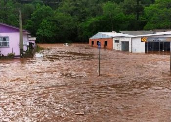 Bombeiros atendem 21 ocorrências causadas pela chuva intensa e Defesa Civil mantém alertas para enchentes e deslizamentos