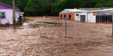 Bombeiros atendem 21 ocorrências causadas pela chuva intensa e Defesa Civil mantém alertas para enchentes e deslizamentos