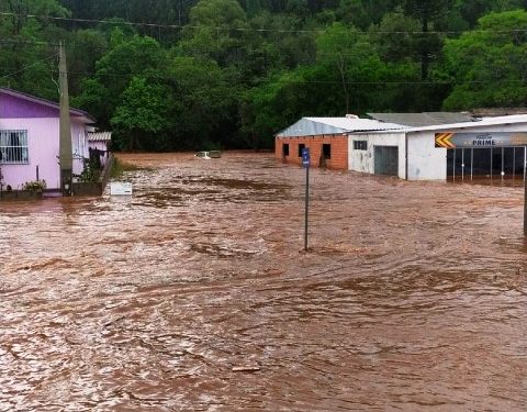 Bombeiros atendem 21 ocorrências causadas pela chuva intensa e Defesa Civil mantém alertas para enchentes e deslizamentos