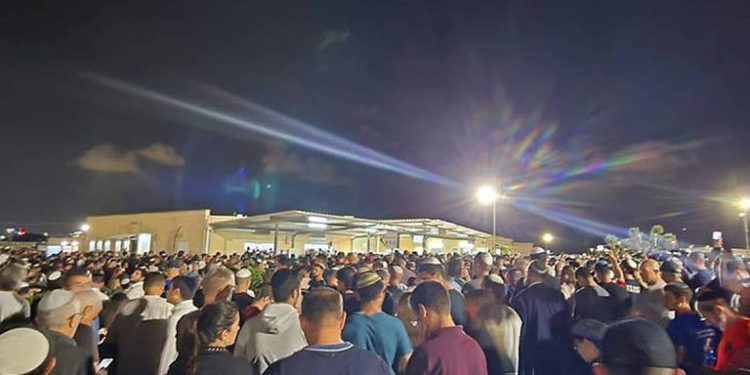 Funeral de brasileira morta em ataque do Hamas reúne milhares em Israel