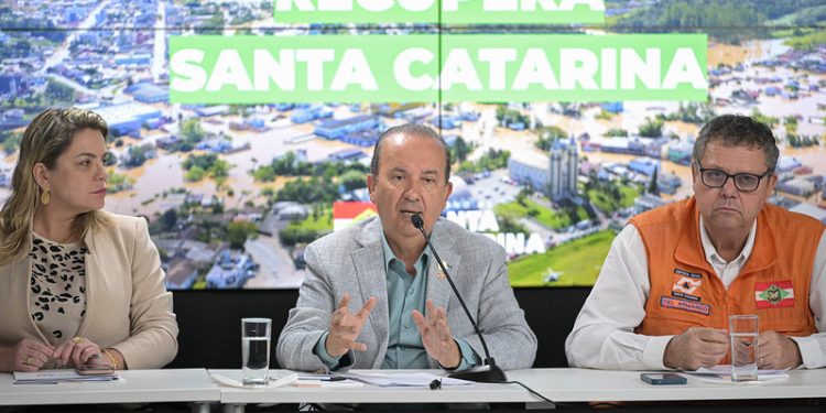 Governo de SC anuncia 18 medidas sociais e econômicas para auxiliar famílias e empreendedores após enchentes