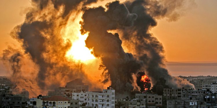 Israel faz maior ataque aéreo e usa tanques contra o Hamas em Gaza
