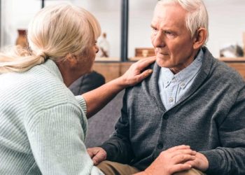 Esquecimento é sinônimo de Alzheimer Quais os sintomas de Parkinson Tire suas dúvidas