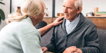 Esquecimento é sinônimo de Alzheimer Quais os sintomas de Parkinson Tire suas dúvidas