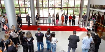 Polícia Civil apresenta exposição de retratos estilizados de mulheres vítimas de feminicídio no Centro Administrativo na Capital
