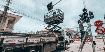 Prefeitura de Biguaçu instala primeiros semáforos no município