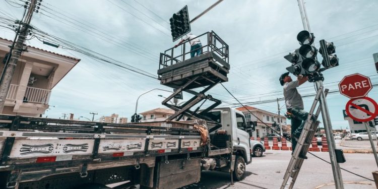 Prefeitura de Biguaçu instala primeiros semáforos no município