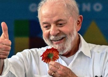 Antes das férias, Lula deixa assinado decreto que reajusta salário mínimo