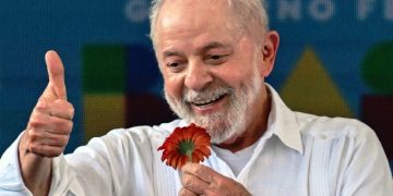 Antes das férias, Lula deixa assinado decreto que reajusta salário mínimo