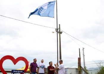 Bandeira Azul é hasteada na Praia Grande, em Governador Celso Ramos